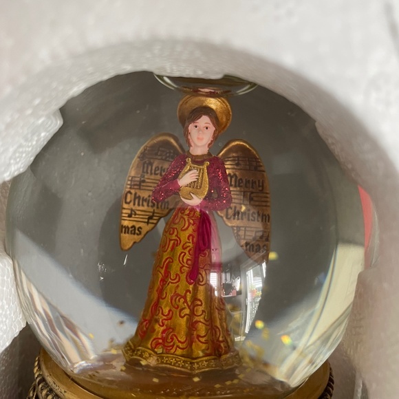 New in box 2010 Macy's angel musical water globe - Picture 3 of 7